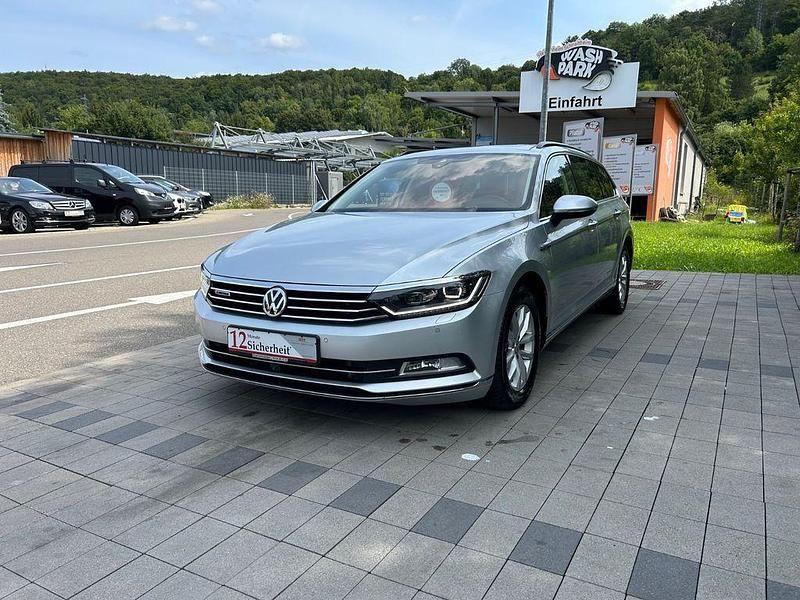 Silber Gebraucht 2018 VW Passat Comfortline Kombi | 16.999 € (Fairer Preis) - Bild 1/4