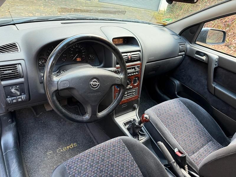 Gebraucht Opel Astra 75 PS (55 kW) 1999 Blau Limousine