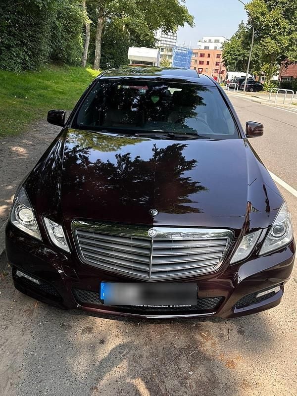 Braun Gebraucht 2009 Mercedes E220 Avantgarde Limousine | 11.900 € (Etwas zu teuer) - Bild 1/4