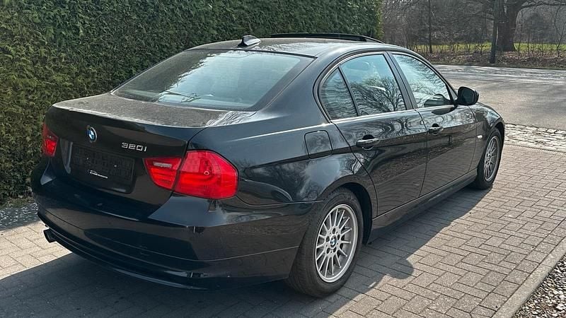 Gebraucht BMW 320 170 PS (125 kW) 2009 Schwarz Limousine