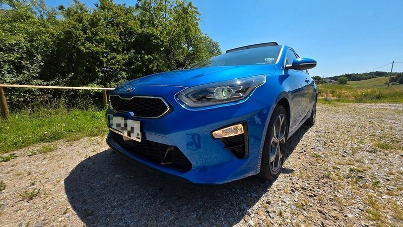 Blau Gebraucht 2018 Kia Ceed Platinum Edition Limousine | 14.900 € (Superpreis) - Bild 1/4