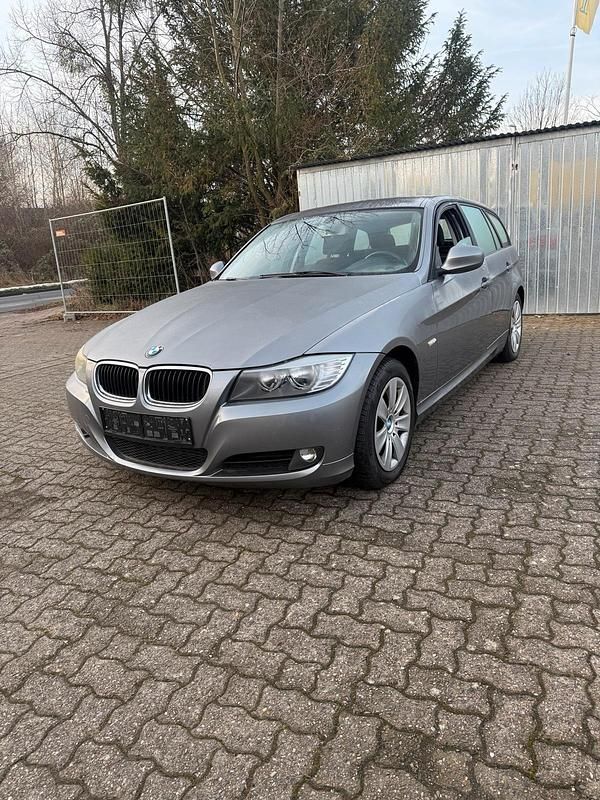 Gebraucht BMW 318 143 PS (105 kW) 2010 Grau Kombi