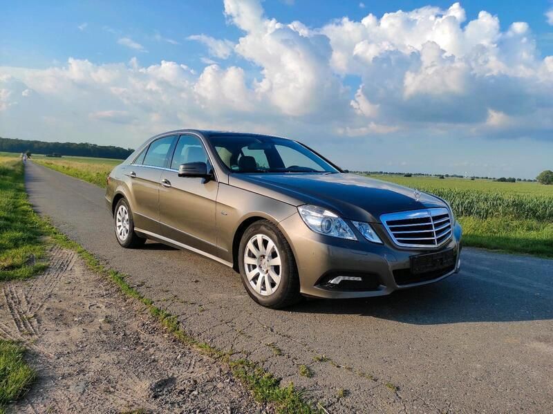 Grau Gebraucht 2009 Mercedes E220 Limousine | 8.700 € (Fairer Preis) - Bild 1/4
