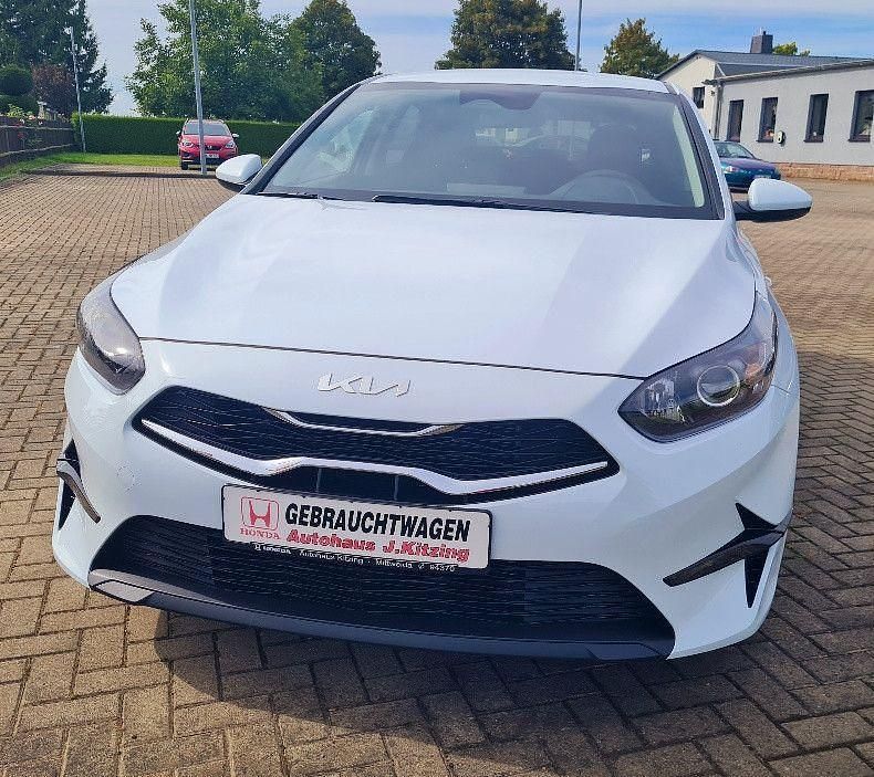 Neu Kia Ceed Silver 140 PS (102 kW) 2025 Weiß Kleinwagen