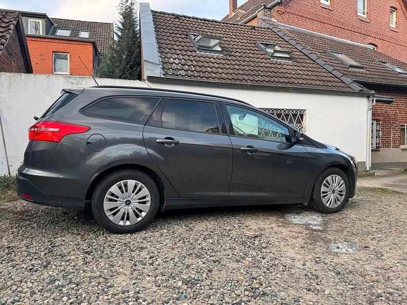 Usata Ford Focus 125 CV (91 kW) 2017 Grigio Station wagon