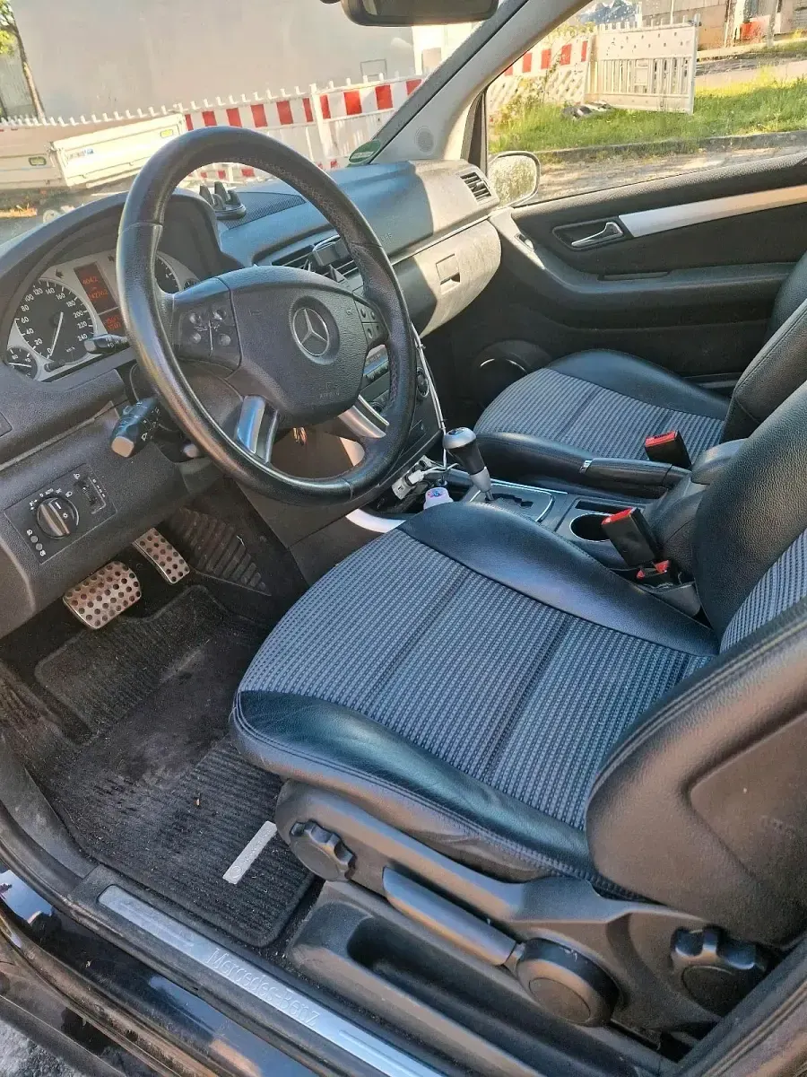 Second-hand Mercedes B200 140 CP (102 kW) 2007 Negru Monovolum