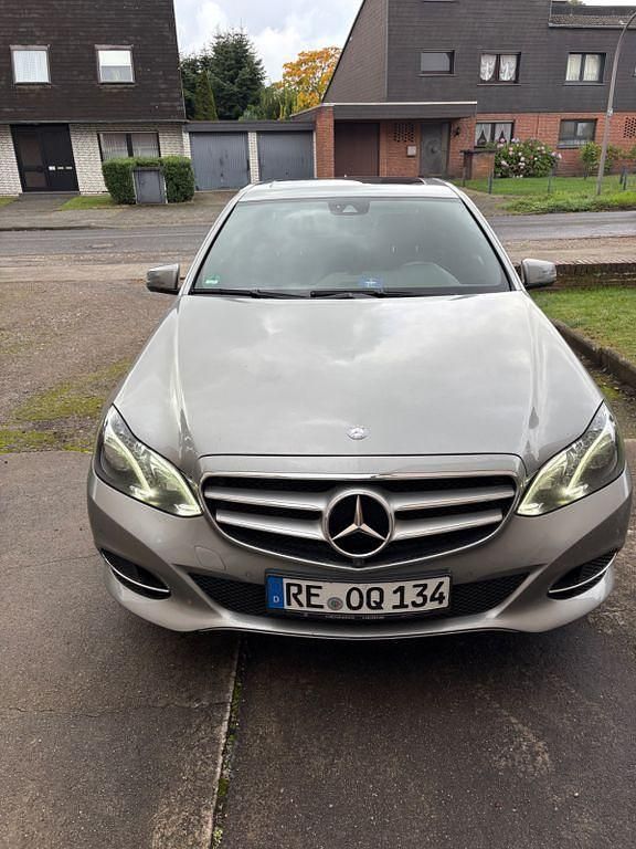 Silber Gebraucht 2013 Mercedes E300 Limousine | 12.250 € (Fairer Preis) - Bild 1/4