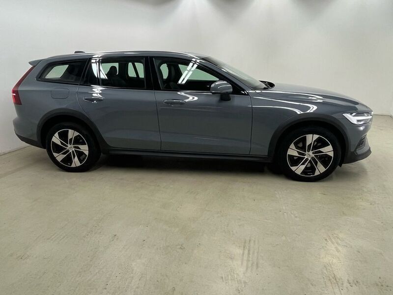 Gebraucht Volvo V60 CC Ultimate 197 PS (144 kW) 2023 Thunder grey Kombi