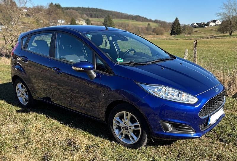 Blau Gebraucht 2016 Ford Fiesta SYNC Edition Kleinwagen | 5.950 € (Fairer Preis) - Bild 1/4