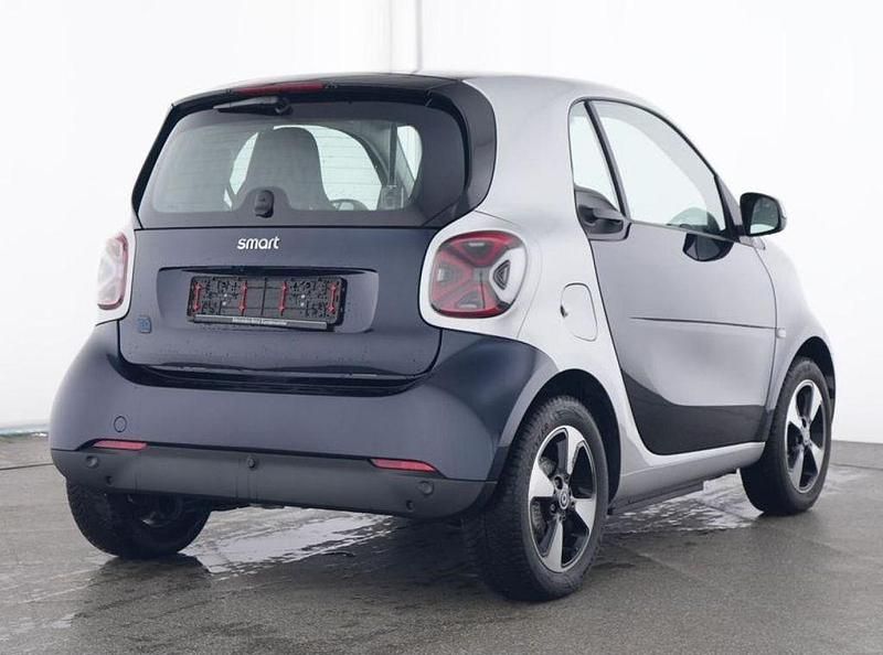 (sapphire blue metallic (blau)) Gebraucht 2024 Smart ForTwo Electric Drive Passion Exclusive Coupé | 17.999 € (Teuer) - Bild 1/4