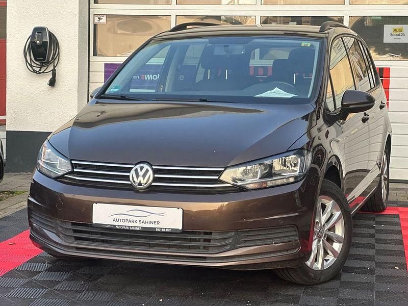 Braun Gebraucht 2015 VW Touran Comfortline Van / Kleinbus | 13.999 € (Teuer) - Bild 1/4