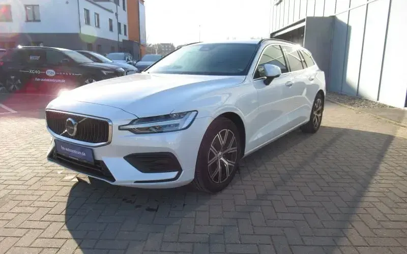 Używany Volvo V60 Core 163 KM (119 kW) 2024 Biały Kombi