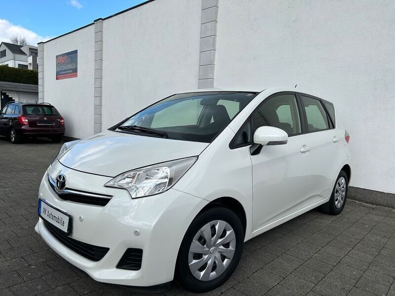 Weiß Gebraucht 2013 Toyota Verso-S Life Van / Kleinbus | 8.490 € (Etwas zu teuer) - Bild 1/4