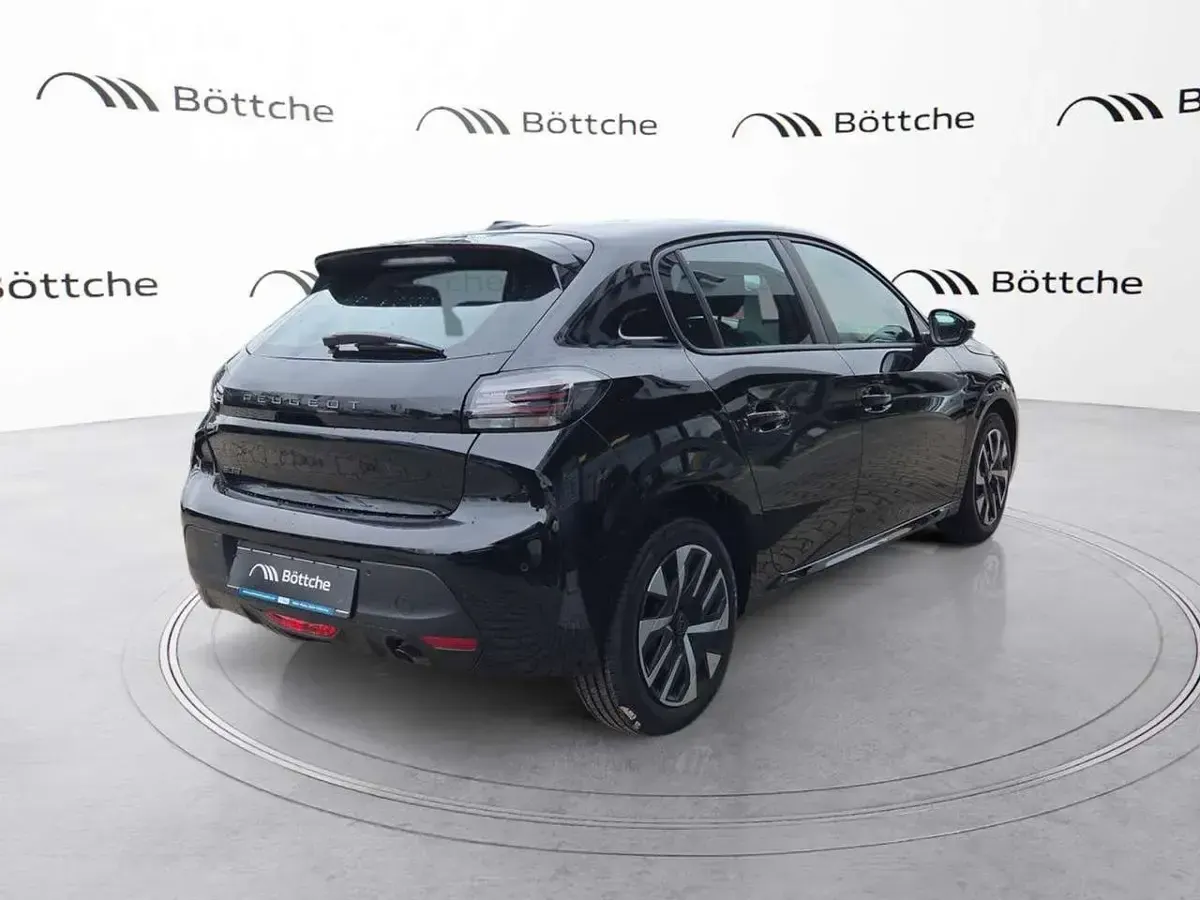 Neu Peugeot 208 101 PS (74 kW) 2026 Lackierung schwarz perla nera/typ aussenverkleidung metalliclackierung Kleinwagen