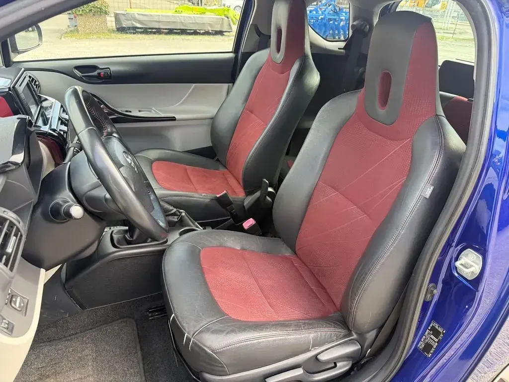 Second-hand Toyota iQ 98 CP (72 kW) 2010 Albastru Hatchback
