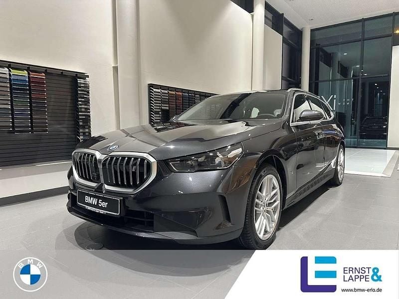 Sophistograu Neu 2025 BMW i5 Sport Line Kombi | 63.190 € (Superpreis) - Bild 1/4