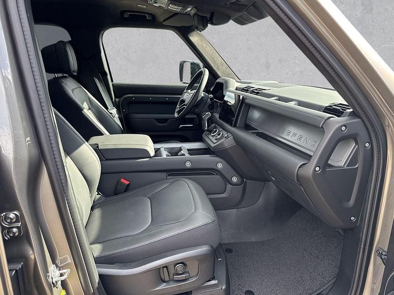 Gebraucht Land Rover Defender 300 PS (220 kW) 2024 Silicon silver SUV