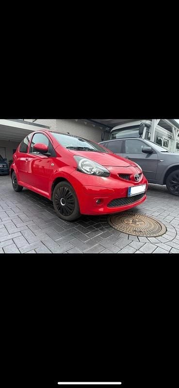 Gebraucht Toyota Aygo 68 PS (50 kW) 2007 Rot Kleinwagen