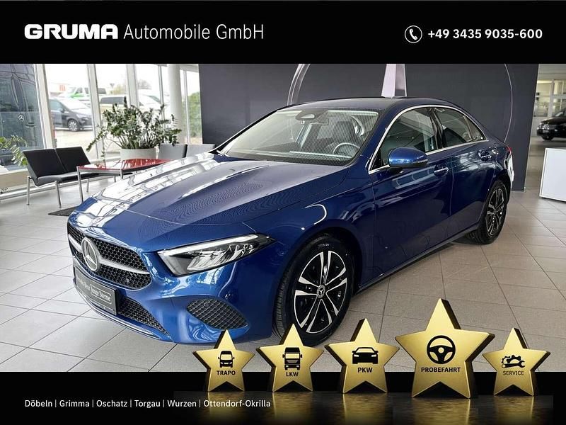 lack spektralblau Gebraucht 2023 Mercedes A180 Limousine | 31.990 € (Etwas zu teuer) - Bild 1/4