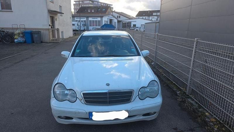 Weiß Gebraucht 2000 Mercedes C200 Classic Limousine | 1.490 € (Superpreis) - Bild 1/4