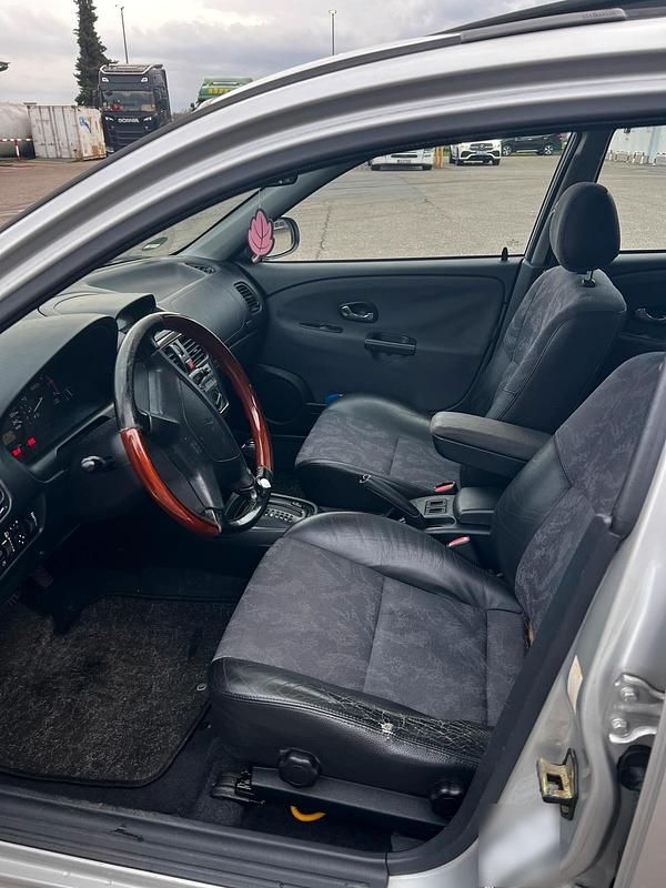 Gebraucht Mitsubishi Carisma 90 PS (66 kW) 2000 Silber Limousine