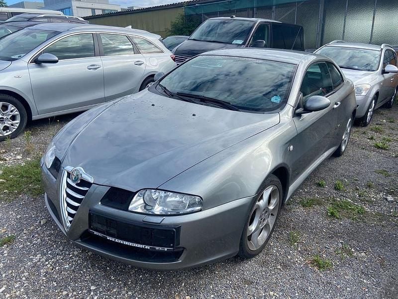 Grau Gebraucht 2005 Alfa Romeo GT Distinctive Coupé | 699 € - Bild 1/4