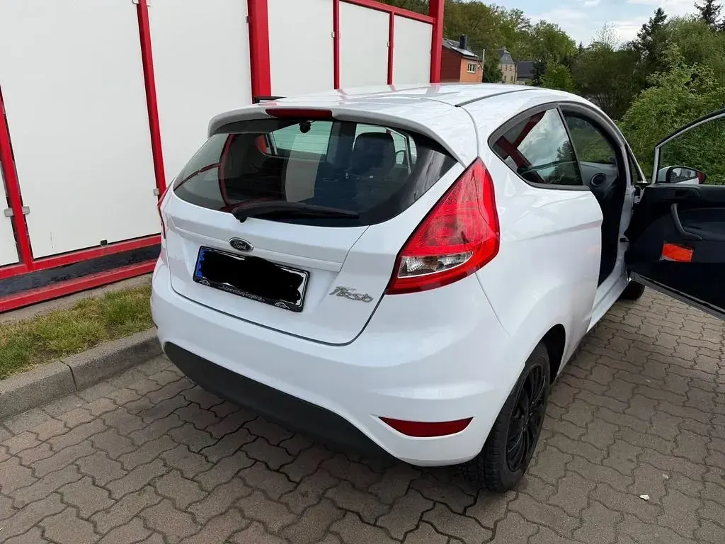 Usata Ford Fiesta Ambiente 60 CV (44 kW) 2011 Bianco Berlina