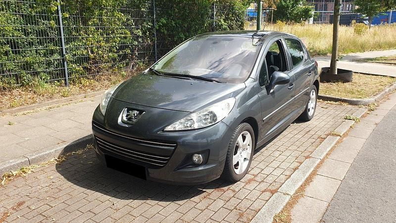 Grau Gebraucht 2010 Peugeot 207 Limousine | 3.300 € (Fairer Preis) - Bild 1/4
