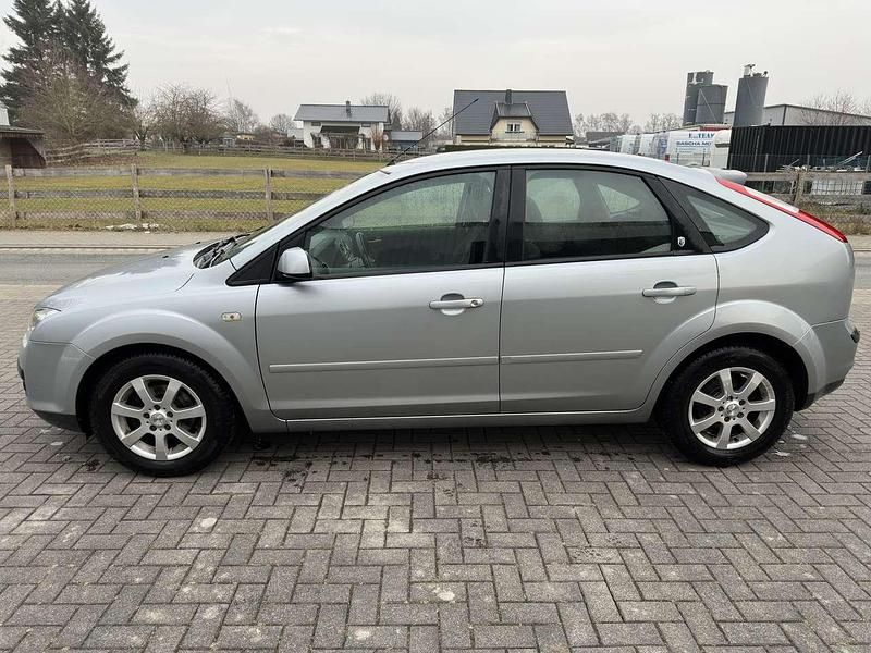 Gebraucht Ford Focus Ghia 116 PS (85 kW) 2005 Silber Limousine