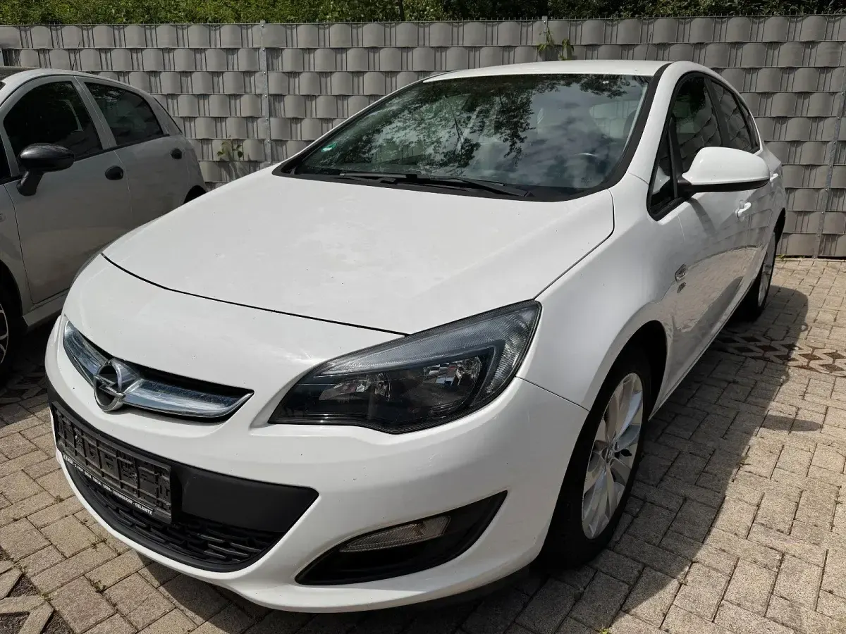 Gebraucht Opel Astra 120 PS (88 kW) 2013 Weiß Limousine