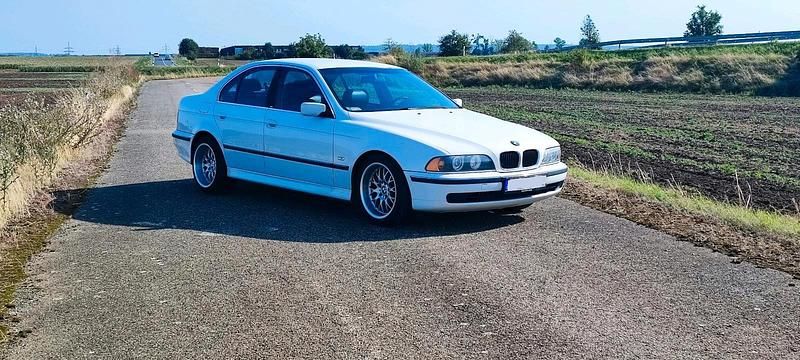 Weiß Gebraucht 1996 BMW 520 Limousine | 2.400 € - Bild 1/4