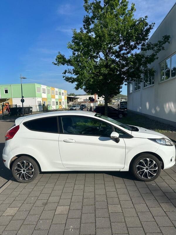 Weiß Gebraucht 2011 Ford Fiesta Trend Kleinwagen | 3.700 € (Guter Preis) - Bild 1/4