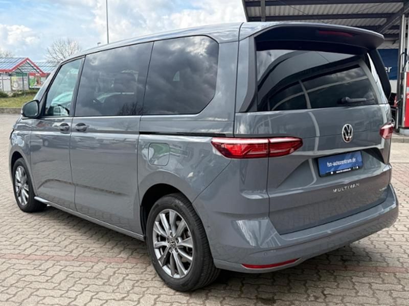 Gebraucht VW Multivan Life 150 PS (110 kW) 2023 Pure grey Van / Kleinbus