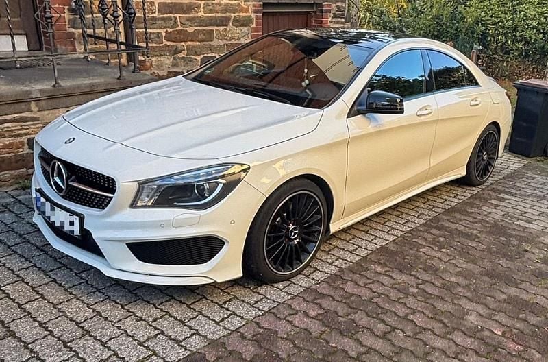 Weiß Gebraucht 2014 Mercedes CLA220 AMG line Limousine | 20.499 € (Fairer Preis) - Bild 1/4