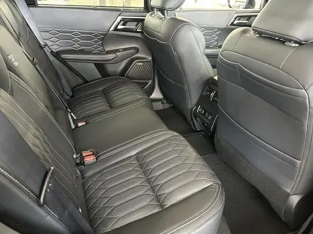 Gebraucht Mitsubishi Outlander P-HEV Top 136 PS (100 kW) 2026 Weiß SUV