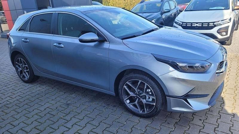 Neu Kia Ceed 140 PS (102 kW) 2025 Silber Kleinwagen