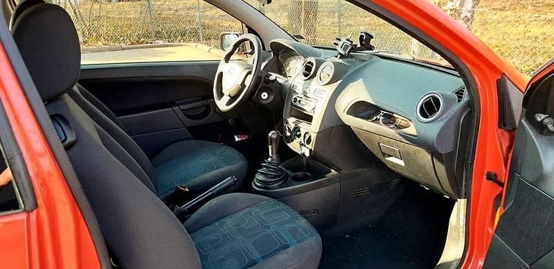 Gebraucht Ford Fiesta Ambiente 60 PS (44 kW) 2008 Rot Kleinwagen