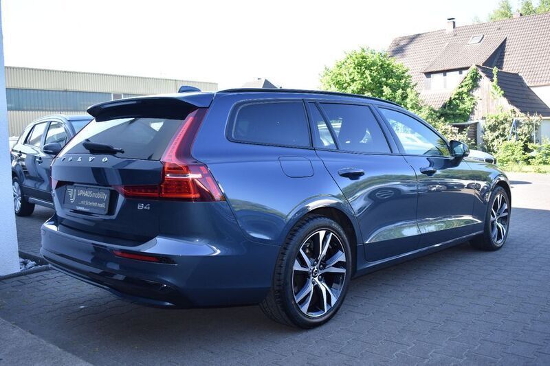 Gebraucht Volvo V60 197 PS (144 kW) 2023 Denim blue / metallic Kombi