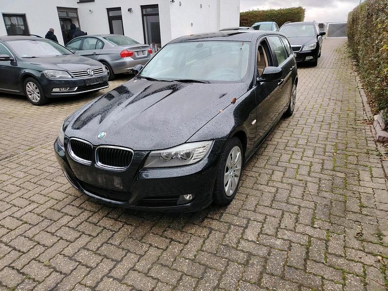 Schwarz Gebraucht 2011 BMW 318 Kombi | 2.500 € (Superpreis) - Bild 1/4