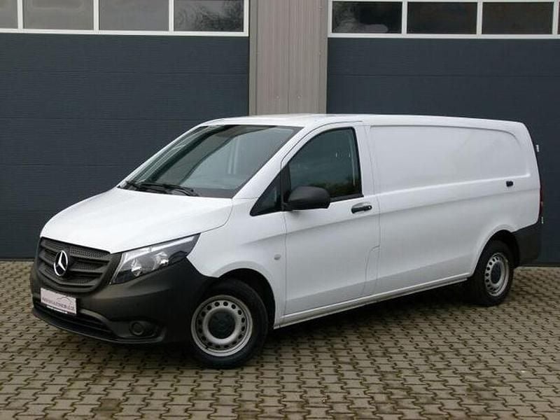 Arktikweiss Gebraucht 2023 Mercedes Vito Van / Kleinbus | 31.999 € (Guter Preis) - Bild 1/4