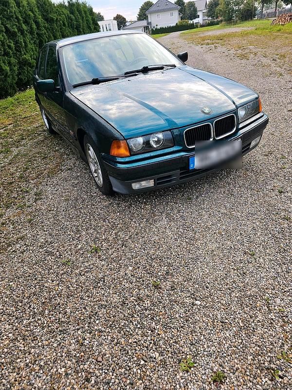 Grün Gebraucht 1996 BMW 318 Limousine | 1.500 € (Guter Preis) - Bild 1/4