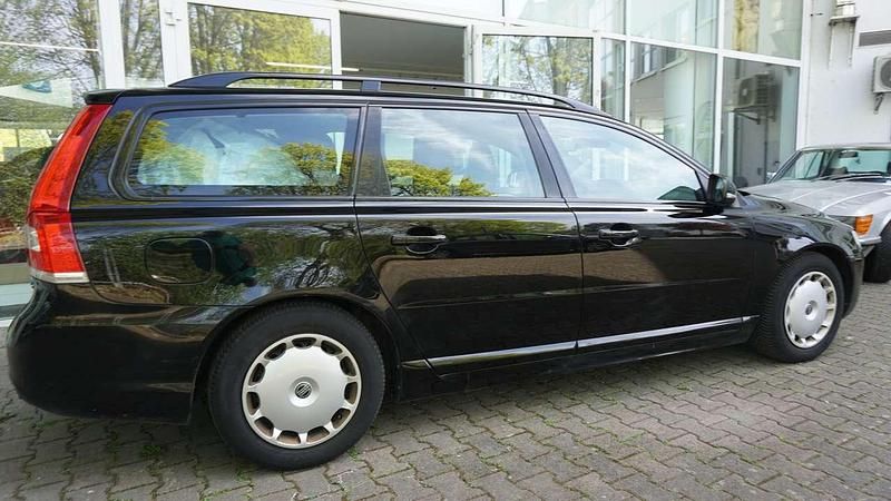 Gebraucht Volvo V70 136 PS (100 kW) 2015 Black solid (stone) / solid Kombi