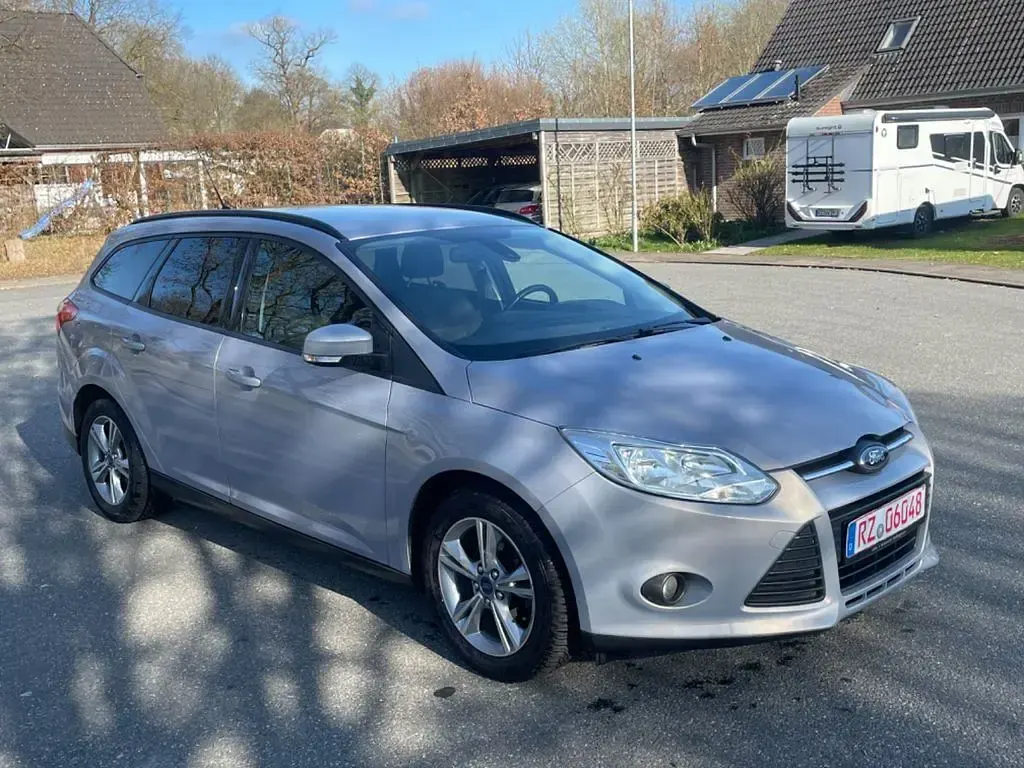 Gebraucht Ford Focus 101 PS (74 kW) 2014 Grau Limousine