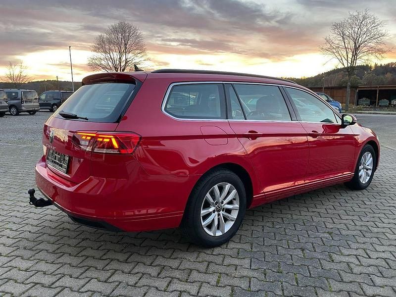 Gebraucht VW Passat 122 PS (89 kW) 2023 Rot Kombi