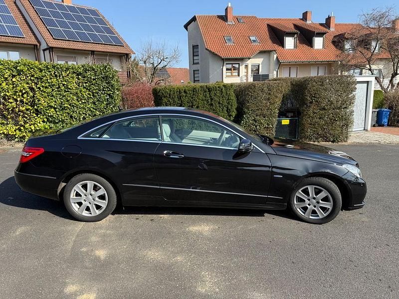 Gebraucht Mercedes E200 184 PS (135 kW) 2010 Schwarz Coupé