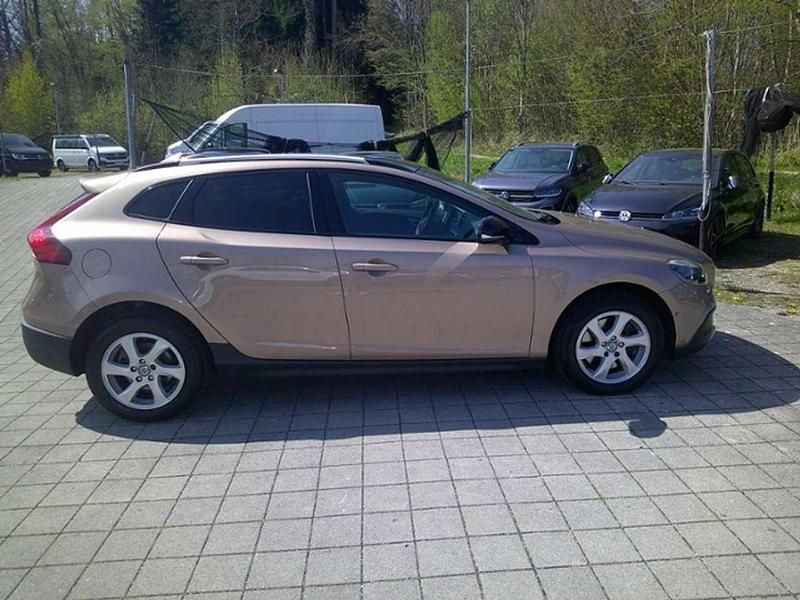 Gebraucht Volvo V40 CC Summum 150 PS (110 kW) 2013 Rawcoppermetallic Kombi