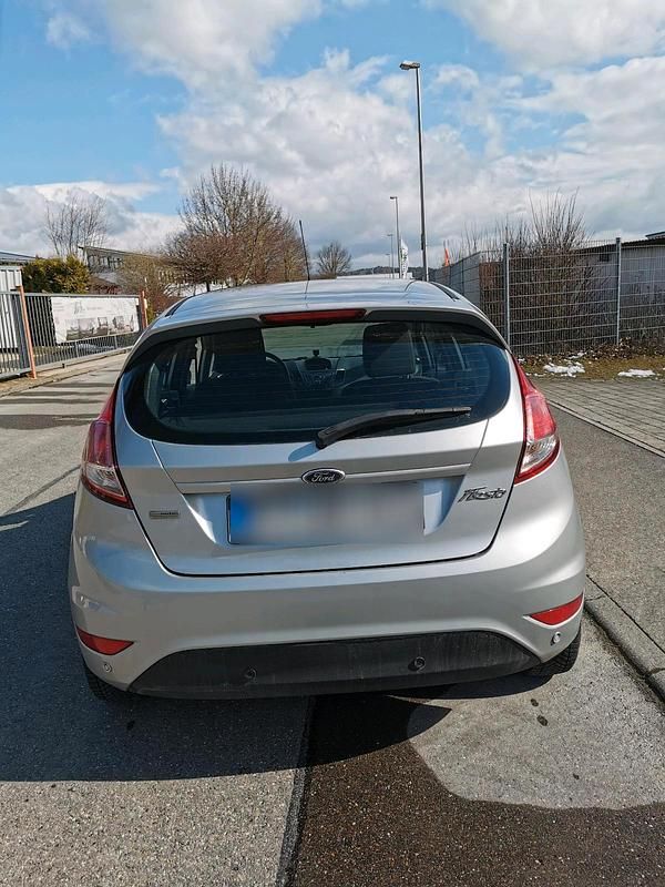 Gebraucht Ford Fiesta 95 PS (69 kW) 2013 Silber Kleinwagen