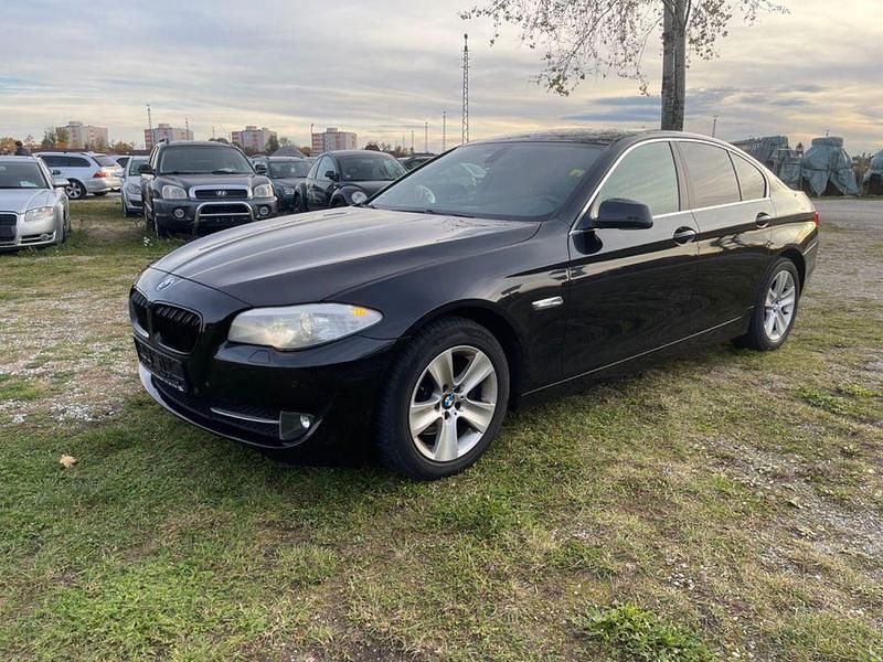 Schwarz Gebraucht 2012 BMW 520 Sport Line Limousine | 10.499 € (Superpreis) - Bild 1/4