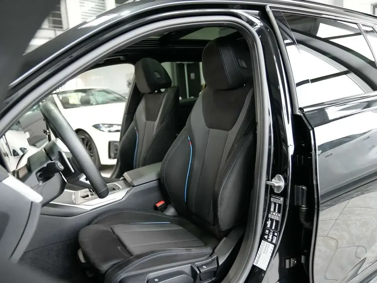 Gebraucht BMW 330 M Sport 245 PS (180 kW) 2026 Saphirschwarz Kombi