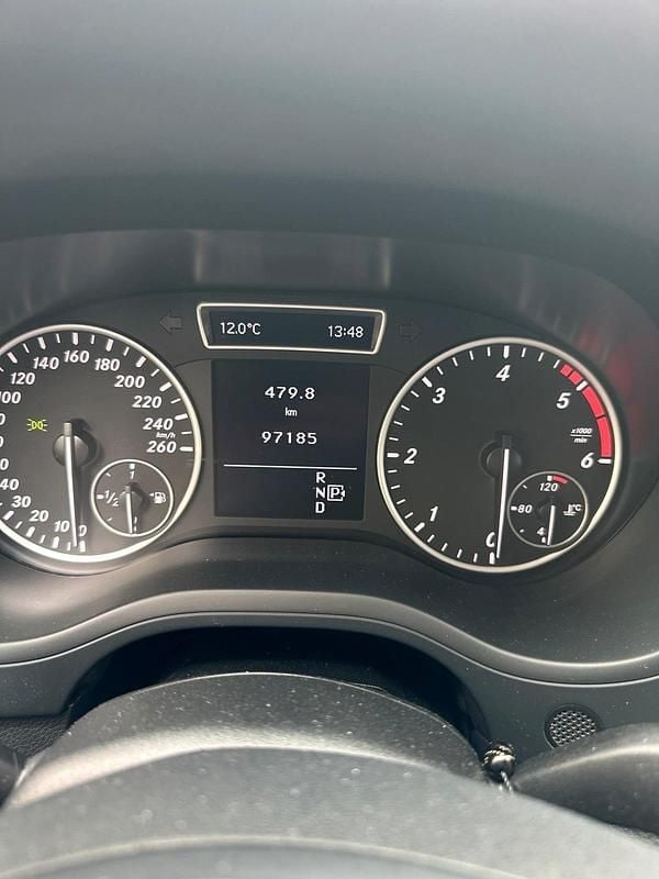 Gebraucht Mercedes B180 109 PS (80 kW) 2015 Rot Van / Kleinbus